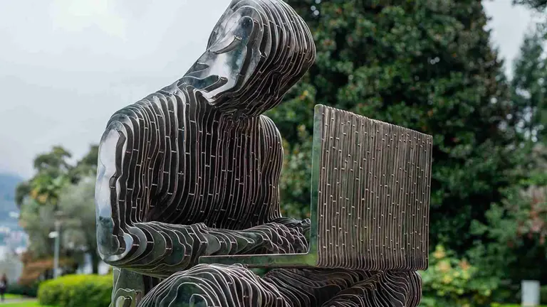 Así es la nueva estatua del enigmático Satoshi Nakamoto realizada en Japón