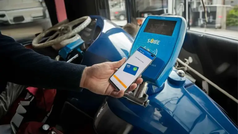 El truco del QR en colectivos para viajar gratis una semana en Argentina