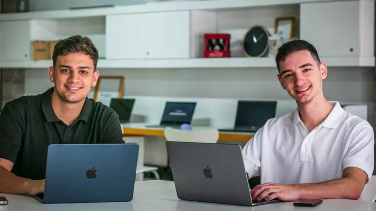 Dos argentinos crearon una inteligencia artificial para fijar precios competitivos y vender más online