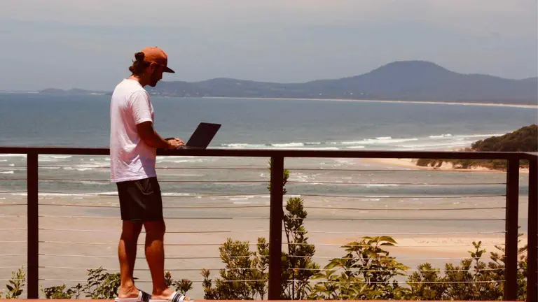 Es argentino, creó Job Surfers y ayuda a nómades digitales a encontrar el trabajo de sus sueños