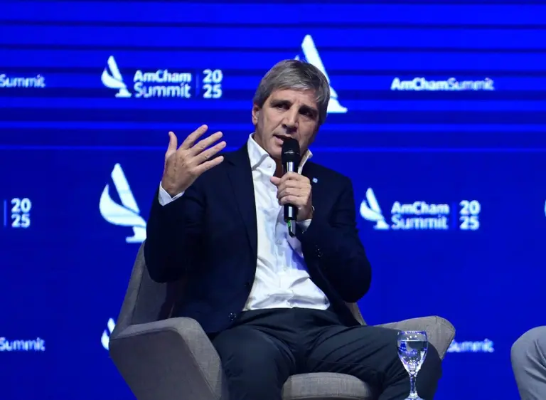 Caputo dio detalles sobre las inminentes medidas para liberar el uso de dólares bajo el colchón