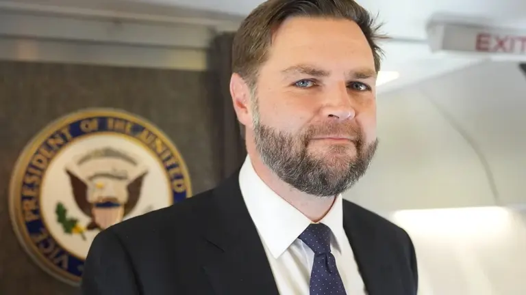 Polémico: el vicepresidente de EEUU calificó la IA de "comunista" y dijo que Bitcoin es "de derecha"