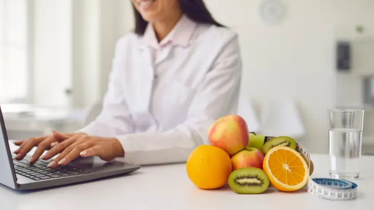 Con IA, imitan imagen y voz de una nutricionista para vender productos falsos por redes sociales