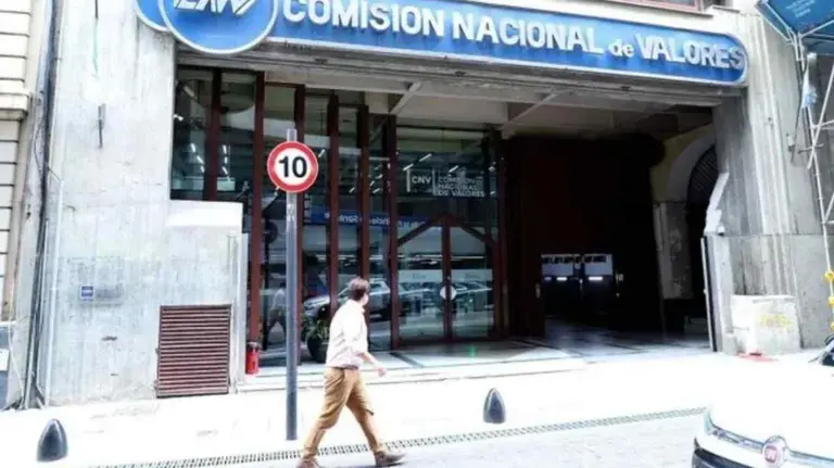 Escándalo financiero: usó plata de clientes y recibió la mayor multa de la historia por la CNV