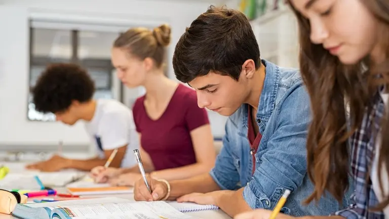 Este banco lanza becas para estudiantes secundarios y universitarios: requisitos y cómo postularse