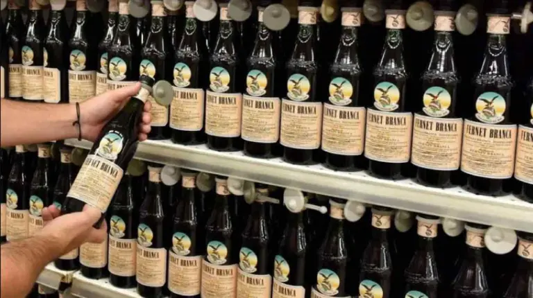 Inflación Fernet: la popular bebida alcanza su valor más alto en dólares en más de una década