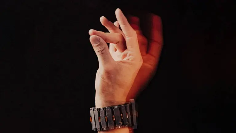 Meta trabaja en una pulsera que permitirá controlar cualquier dispositivo con los gestos de la mano