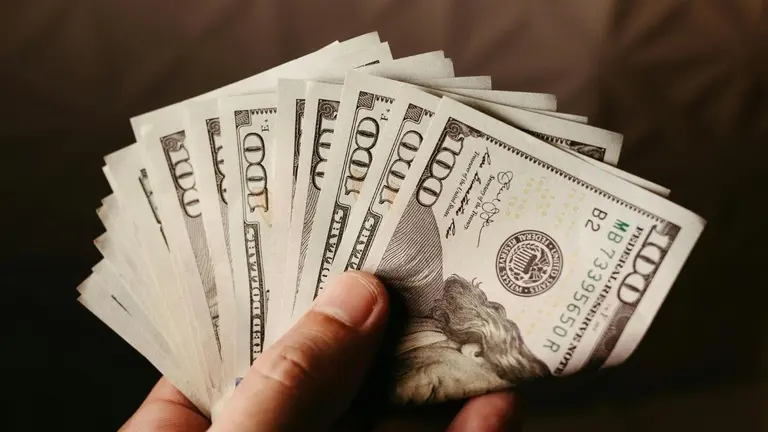 El dólar oficial rompe un nuevo récord: por primera vez, su precio supera los $1500