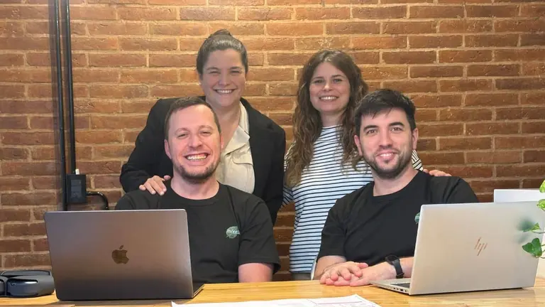 Argentinos crearon una IA escolar para sus hijos: ahora es una startup que se expande a la región