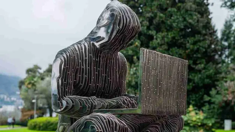 ¿Dónde está Satoshi Nakamoto? Robaron su estatua y ofrecen esta gran recompensa en Bitcoin