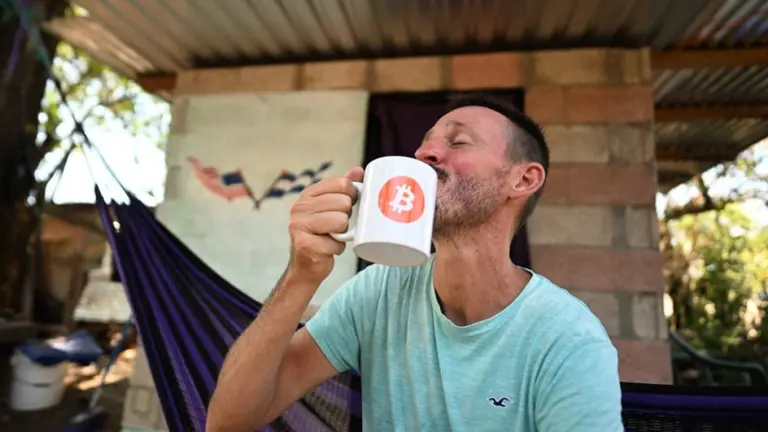 "El FMI miente": el primer habitante de Bitcoin City defendió el proyecto de Bukele