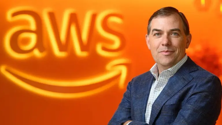 El CEO de AWS disparó contra las empresas que usan IA para despedir talentos jóvenes