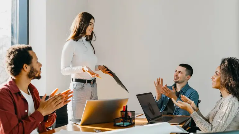 Un grupo de personas hablando en una oficina