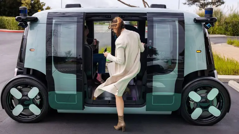 Amazon busca competir con Tesla y lanza su propio servicio de robotaxis autónomos en EE.UU.