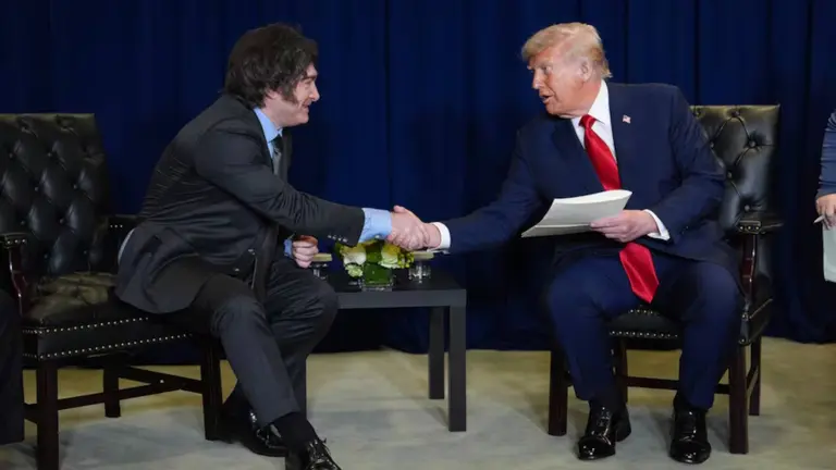 El dólar en Argentina baja por el salvataje de Trump: ¿qué precio anticipa el mercado para Bitcoin?