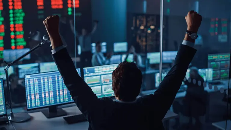 Cuando Bitcoin sube, sus rivales la siguen: 2 monedas que pueden multiplicar precios según analistas