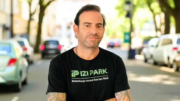 Se cansó de buscar lugar para estacionar y creó una app para que alquiles tu cochera