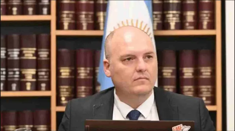 Escándalo judicial en Chubut: un juez usó IA para redactar una sentencia y no borró las instrucciones