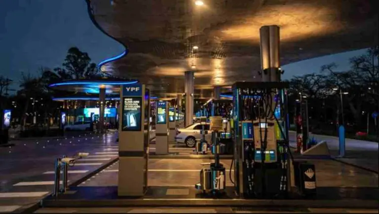 Nuevo sistema de pago en estaciones de servicio argentinas: tarjetas y móviles en el surtidor