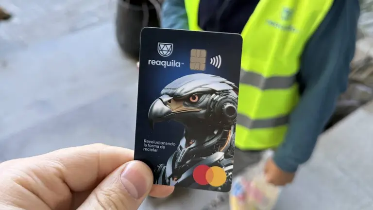App de reciclaje lanza la primera billetera digital y tarjeta prepaga para cartoneros del país