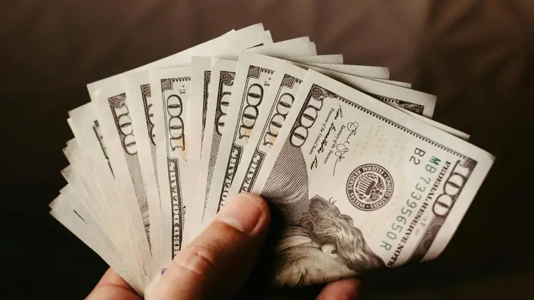 Guardar verdes abajo del colchón, no va más: por qué los argentinos ya no eligen al dólar como su primera opción de ahorro