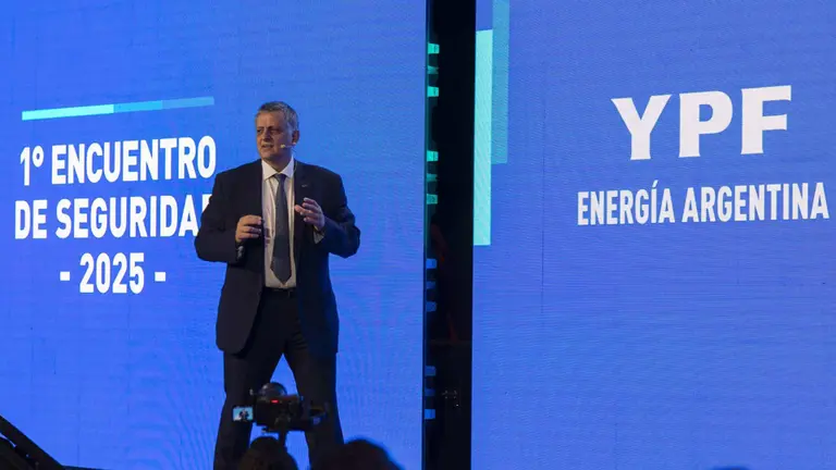 Cómo cobrar intereses en dólares con YPF y por qué es el refugio del momento