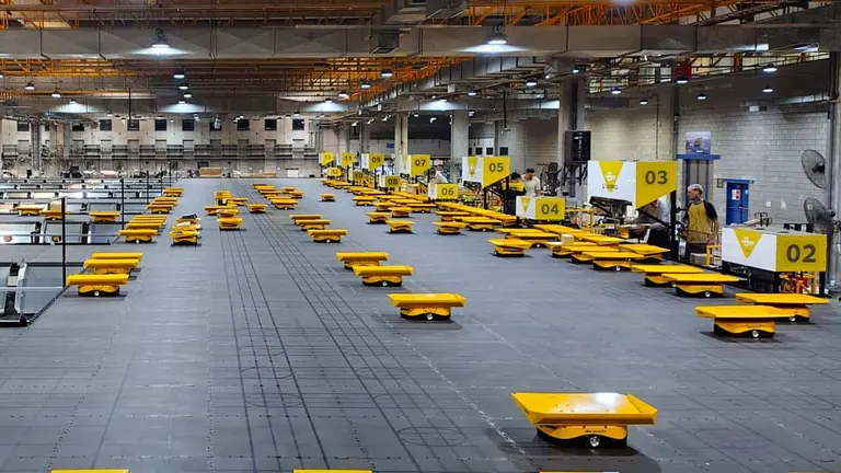 VIDEO | Así funcionan los nuevos robots que clasifican paquetes en la planta de Correo Argentino