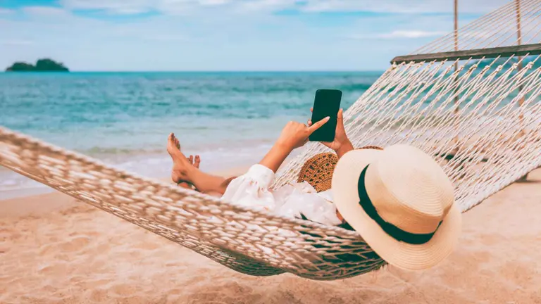 No solo el protector solar: tips para cuidarte de las estafas digitales en las vacaciones de verano