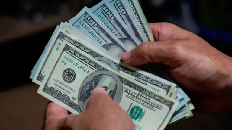 Dónde puedo cambiar los dólares "cara chica" y qué pasa si están rotos o manchados