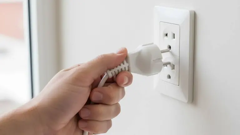 Cómo son los nuevos enchufes inteligentes que reemplazan al modelo clásico y no requieren obra en casa