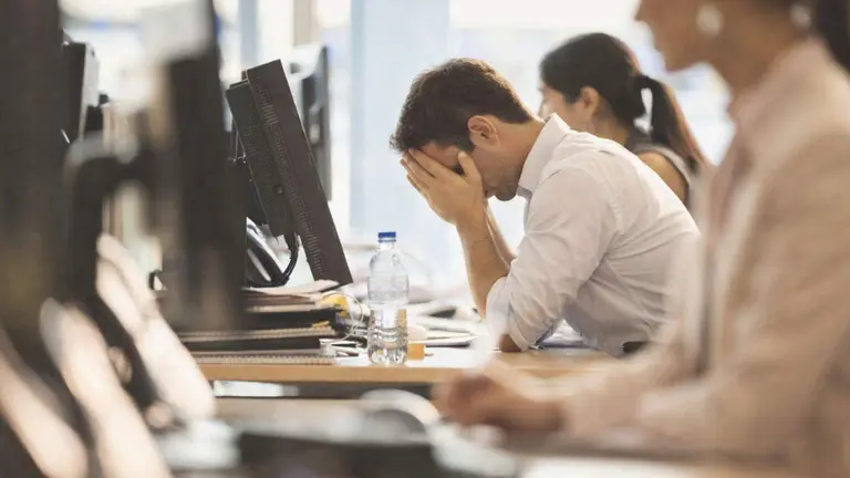 Abrió un mail del trabajo y cayó en la trampa: la estrategia oculta de Mercado Libre, bancos y billeteras