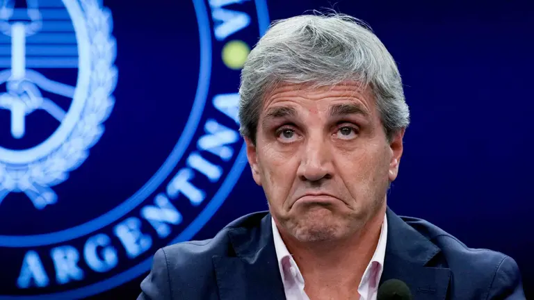 Caputo no quiere que 'te las rompan': la medida clave que anunció para sumar dólares del colchón