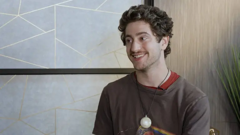 Rechazó u$s8 millones por su idea, dejó Harvard y ahora lanzó un polémico "amigo" con inteligencia artificial