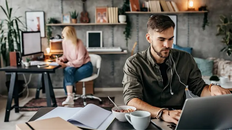 Freelancers y exportadores: cómo cobrar en dólares del exterior sin pagar comisiones y hacerlos rendir