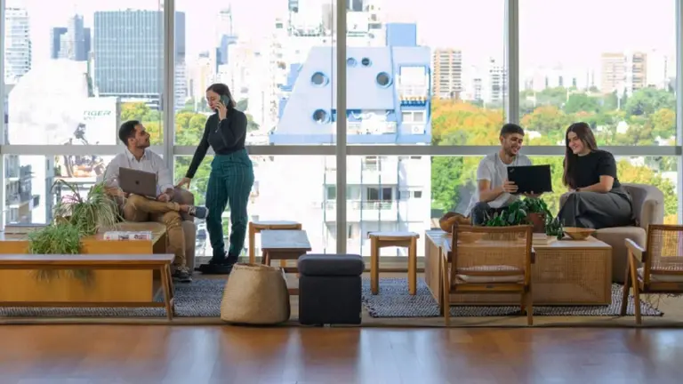 Qué perfil profesional escasea tanto que las empresas suben los sueldos sin que alcance