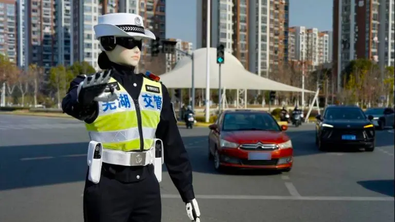 VIDEO | Así es el primer robot humanoide policía que dirige el tránsito y patrulla las calles en China