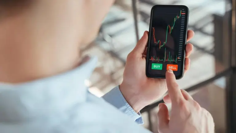 ¿Wall Street le "soltó la mano" a Bitcoin?: las razones que explican el nuevo golpe al mercado cripto