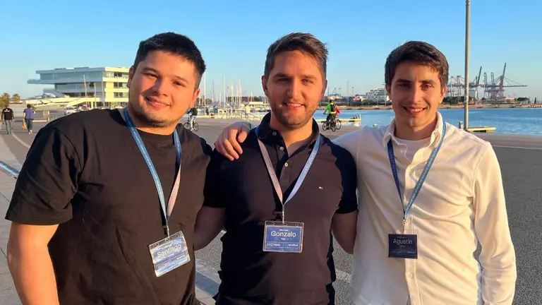 Startup argentina usa IA para reservar y pagar hoteles por WhatsApp: ya la usan grandes cadenas en la región