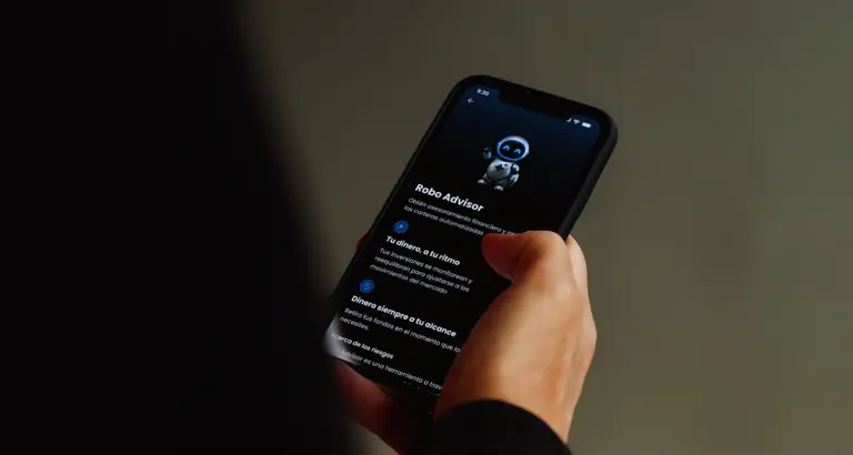 Argentinos crean un asesor financiero inteligente para su neobanco pensado para trabajadores remotos