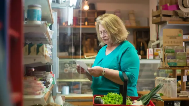 Más plata en el bolsillo, pero menos en el changuito: qué pasó con los salarios