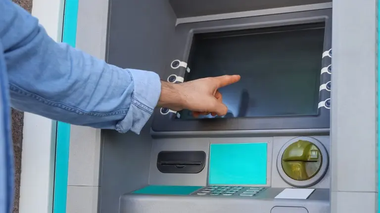 Cambian los cajeros automáticos: lo que hay que hacer sí o sí antes de poner la tarjeta