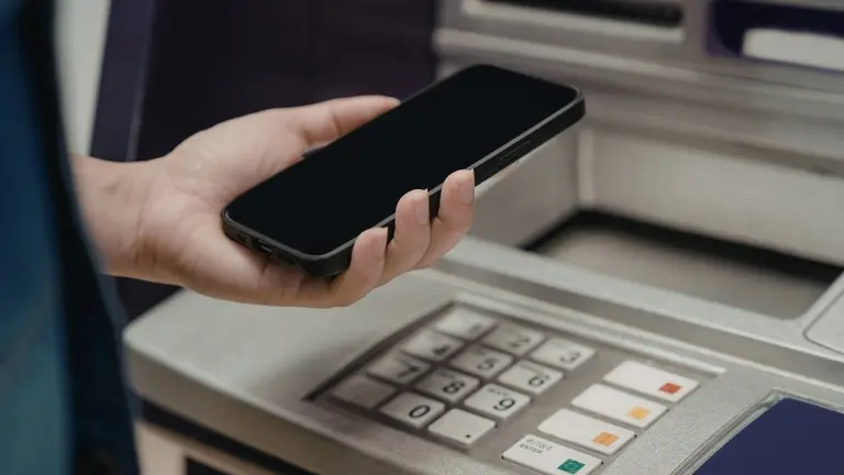 Adiós a la tarjeta para retirar dinero: el gran cambio que se viene para los cajeros automáticos