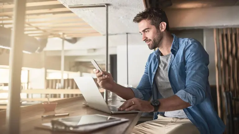 Crece la contratación de argentinos en el exterior y el país lidera los sueldos en criptomonedas