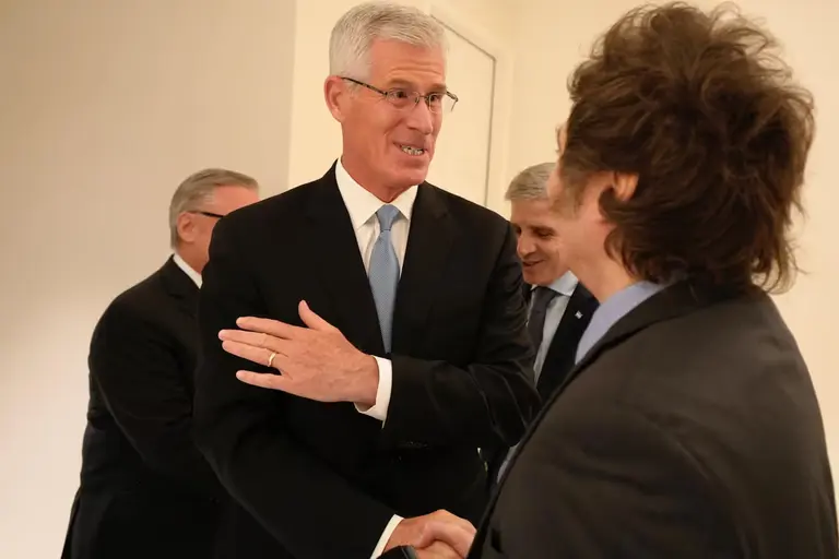 En plena crisis del petróleo por Medio Oriente, Chevron señala a Argentina como "jugador clave"