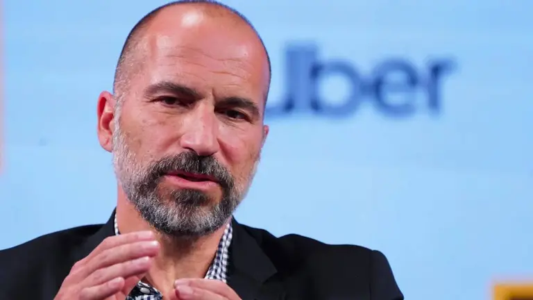 El CEO de Uber advierte que el 80% de los empleos cambiarán antes de 2035, a manos de la IA