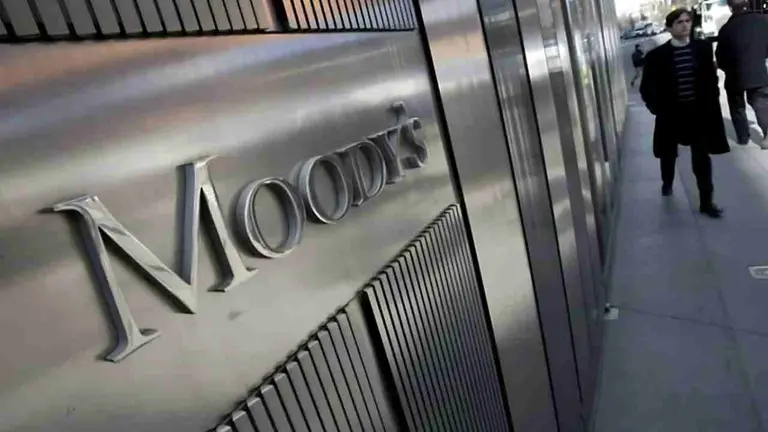 Moody's alerta: la mora bancaria seguirá subiendo por tasas altas y caída del salario