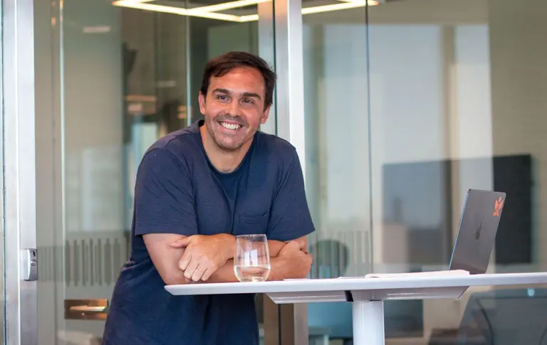 ¿Fin del caos médico? Este argentino creo Exty, la app que une a doctores y farmacias para salvarte