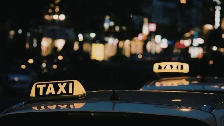 Uber y Rivian se unen para desarrollar taxis autónomos: cuándo llegan y a qué ciudades