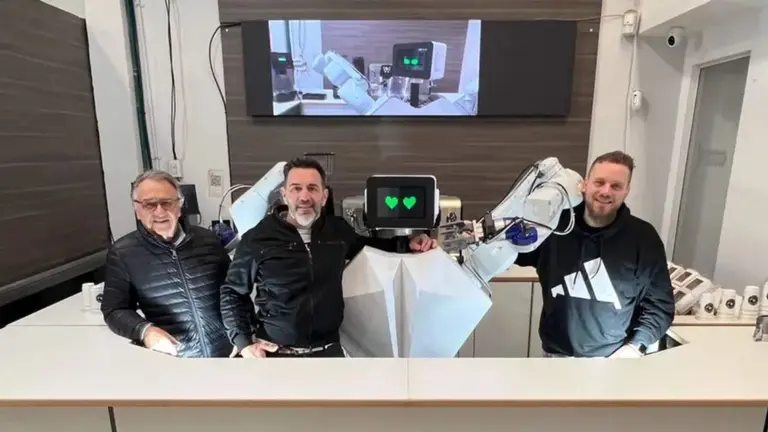 VIDEO | Argentino lanza robot barista que prepara café, habla con los clientes y ya es furor en el Abasto