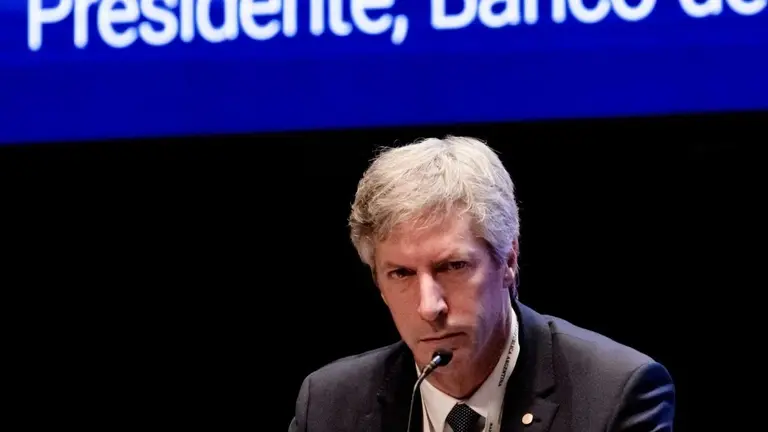 Satiago Bausili, presidente del Banco Central, respondiendo preguntas en conferencia de prensa